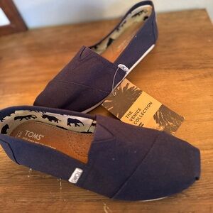 NWT TOMS Navy Slip-Ons | Secret Elephant Lining 🐘 | Women’s 6.5 | Venice